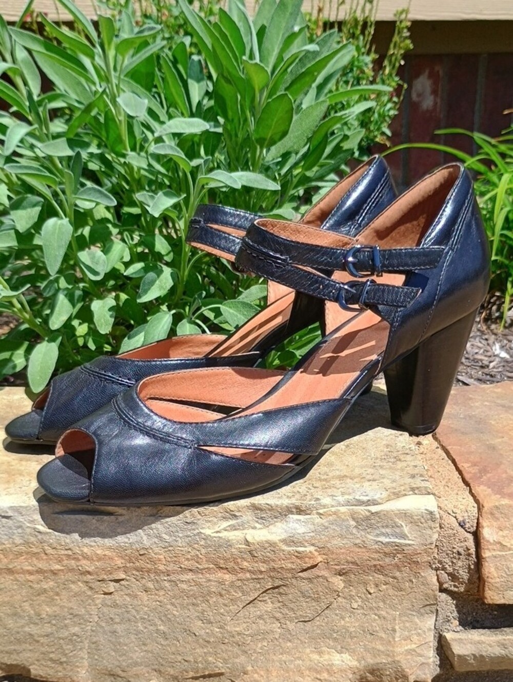 Clark's Artisan Black Peep-Toe Comfort Leather Heels Women's Size 11 Like New